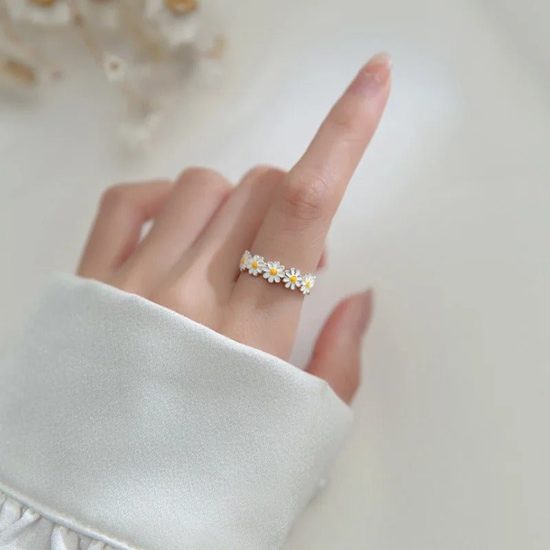 Daisy Flower Ring - bellissi