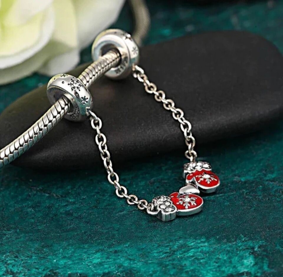 Red Gloves With Snowflake Safety Chain - bellissi