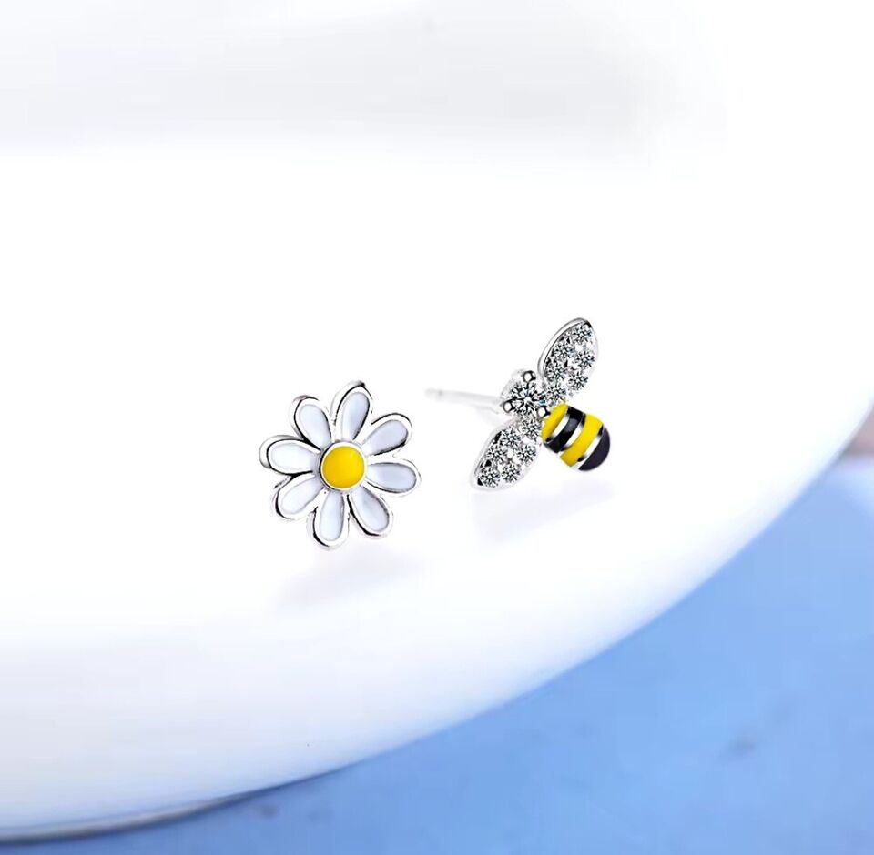 Sparkling Bee & Daisy Stud Earrings - bellissi