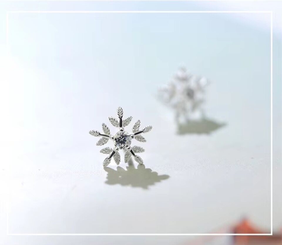 Sparkling Snowflakes Stud Earrings - bellissi