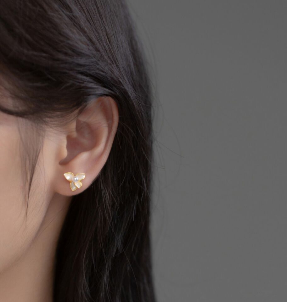 Flower With Pearl Stud Earrings - bellissi